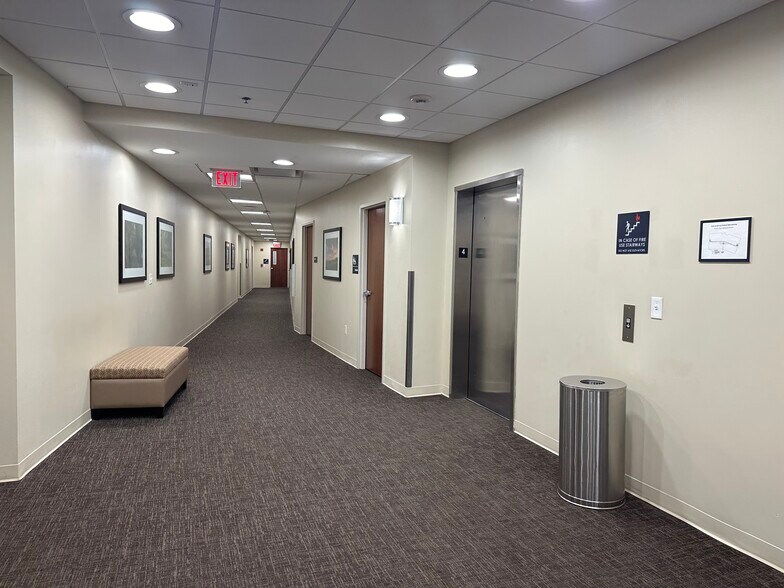 More Photos Of 160 N Eagle Creek Dr, Lexington Medical For Lease