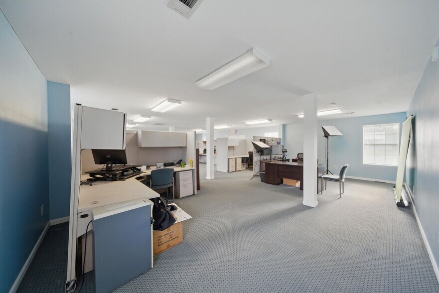 More Photos Of 421 Jones Rd, Highlands Warehouse For Lease