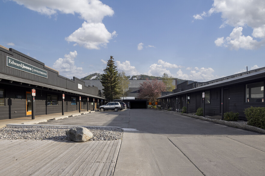 More Photos Of 180 Center St, Jackson Showroom For Lease