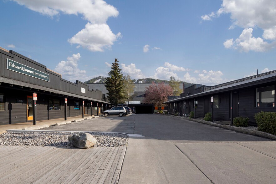 More Photos Of 180 Center St, Jackson Showroom For Lease
