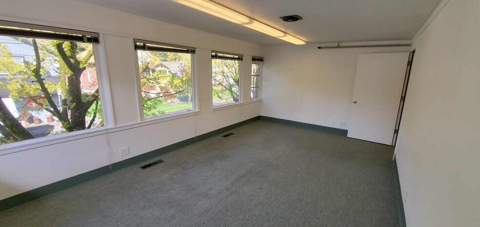 More Photos Of 5620-5622 SW Kelly Ave, Portland Self Storage For Lease