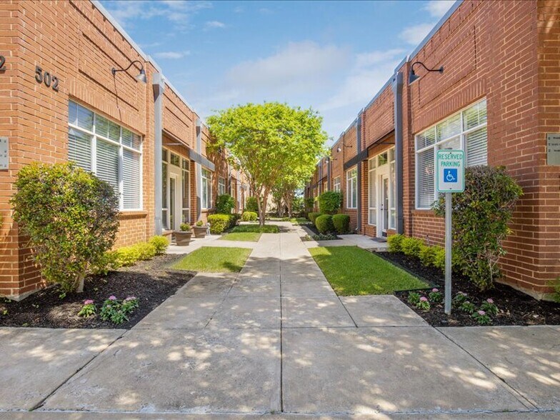 More Photos Of 502 N Carroll Ave, Southlake Unknown For Lease