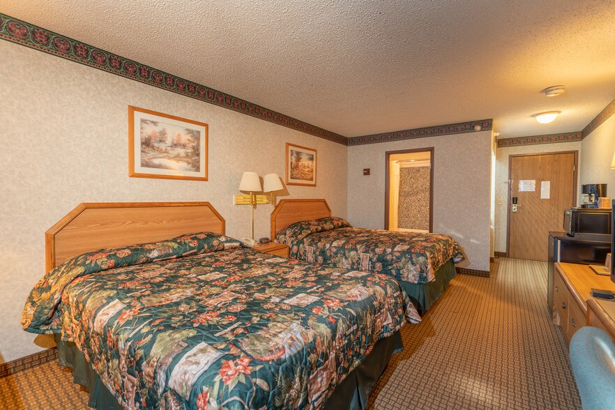 More Photos Of 1202 W Kansas Ave, Garden City Hotel For Sale