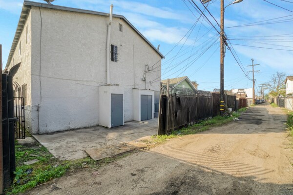 More Photos Of 211 E 55th St, Los Angeles Apartments For Sale