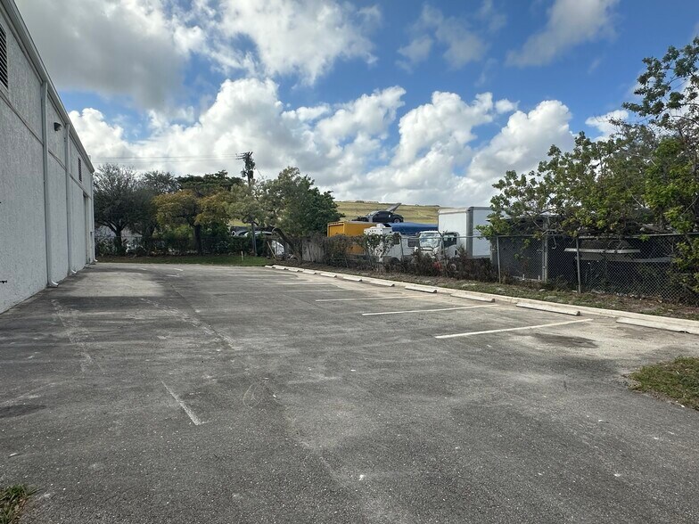 More Photos Of 1915 NW 40th Ct, Pompano Beach Warehouse For Lease