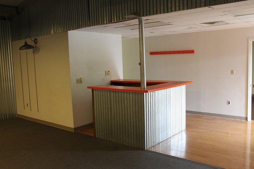 More Photos Of 3143 Main St, West Middlesex Storefront Retail Office For Lease