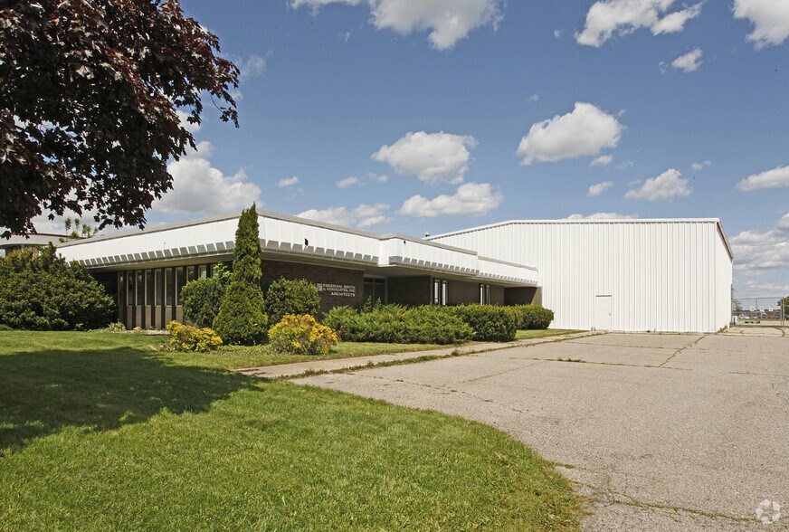 More Photos Of 3850 Capital City Blvd, Lansing Airplane Hangar For Lease