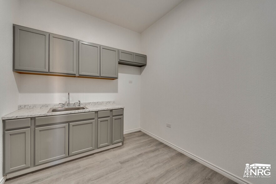 More Photos Of 310 Zeus Ln, Odessa Warehouse For Lease