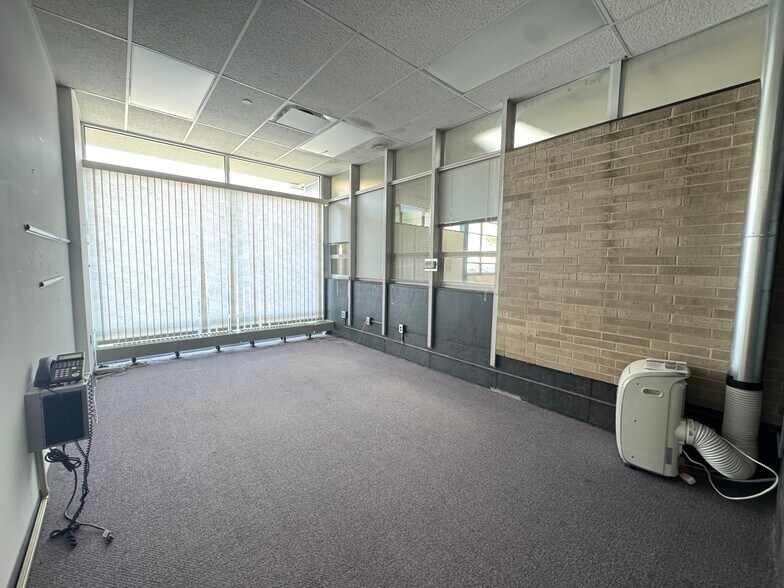 More Photos Of 40 E Simmons St, Galesburg Flex For Sale
