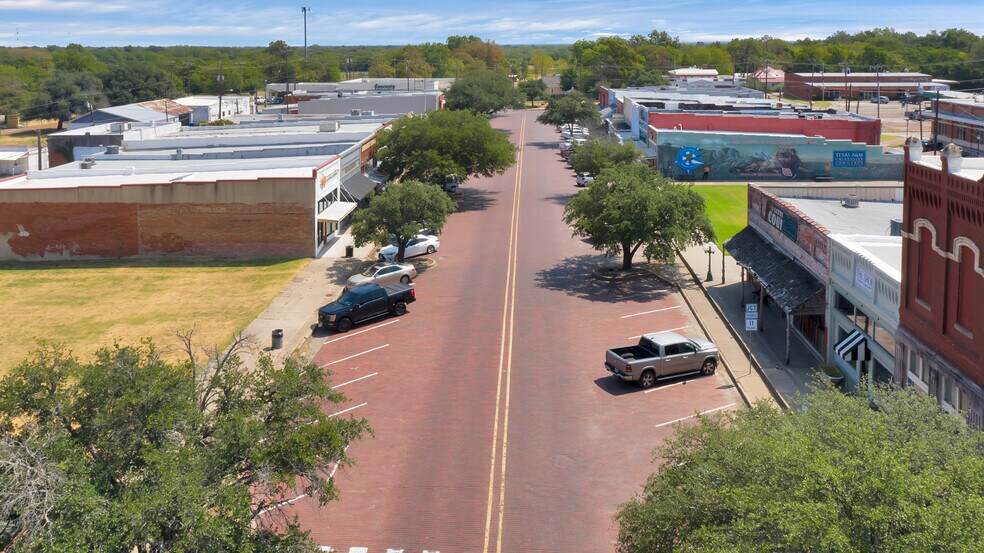 More Photos Of 1136 Main St, Commerce General Retail For Sale