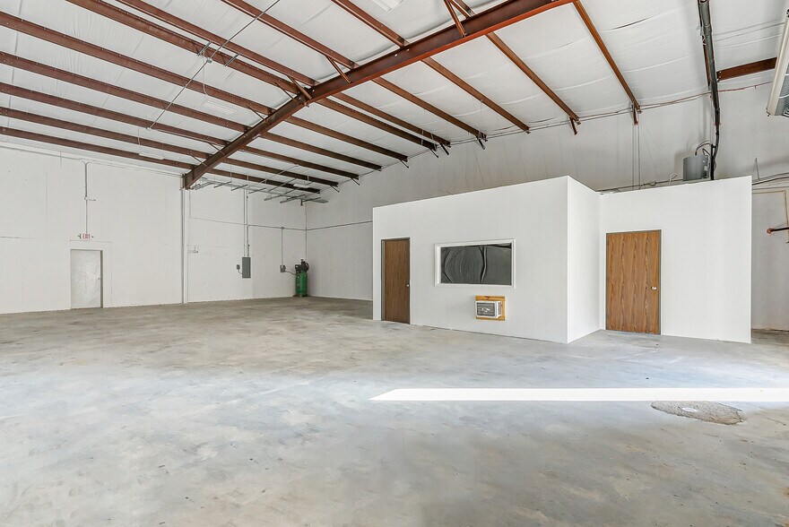 More Photos Of 1631 Highway 6 S, Houston Warehouse For Lease