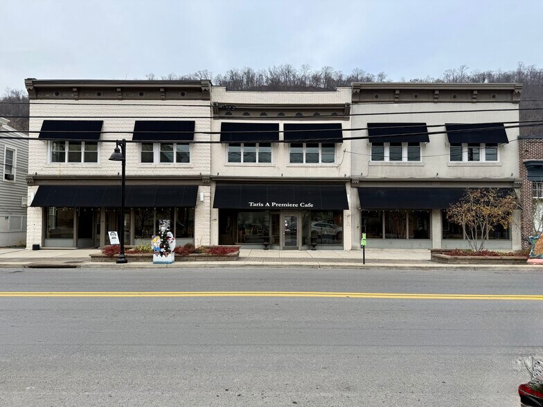 Primary Photo Of 33 N Washington St, Berkeley Springs Restaurant For Sale
