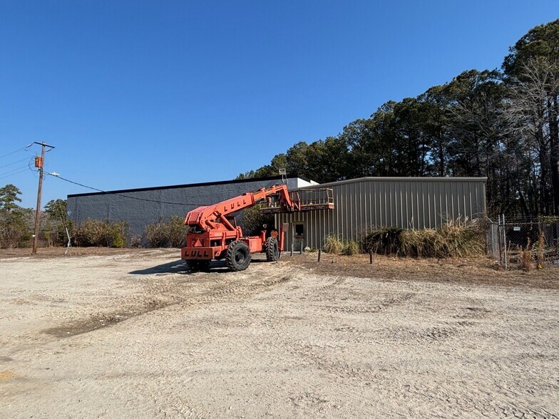 Primary Photo Of 4614 College Rd N, Castle Hayne Service For Lease