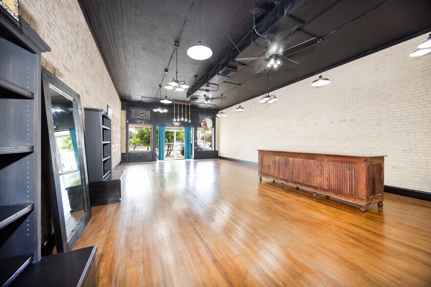 More Photos Of 1118 18th St, Hondo Storefront For Sale