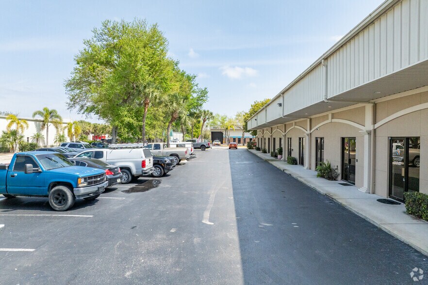 More Photos Of 17222 Alico Center Rd, Fort Myers Showroom For Lease