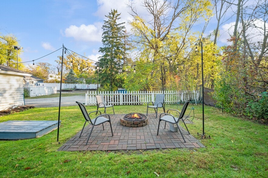 More Photos Of 231 E Buffalo St, New Buffalo Hotel For Sale