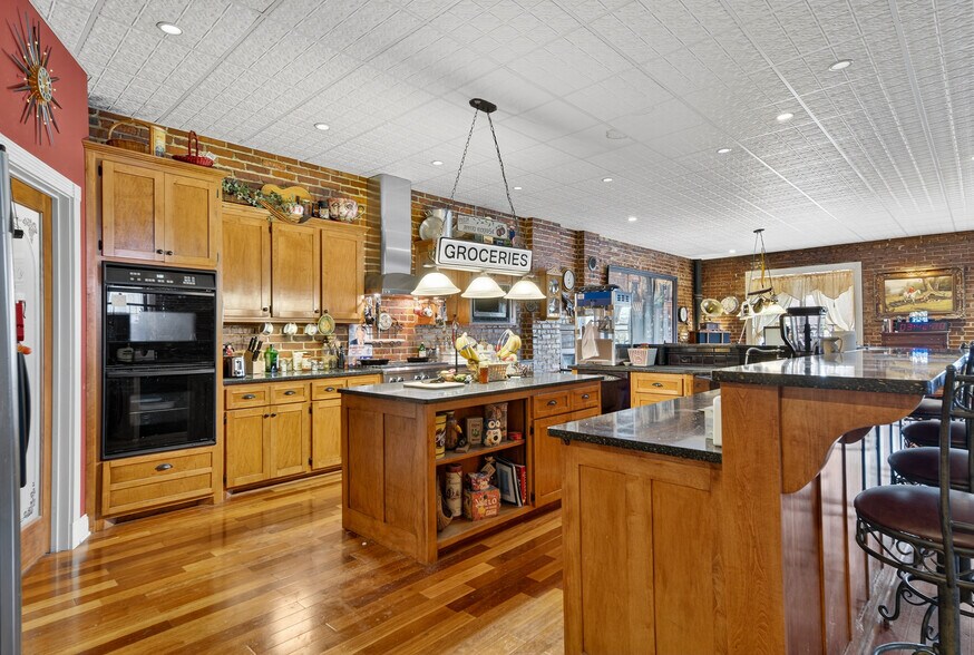 More Photos Of 109 7th Ave E, Springfield Flex For Sale