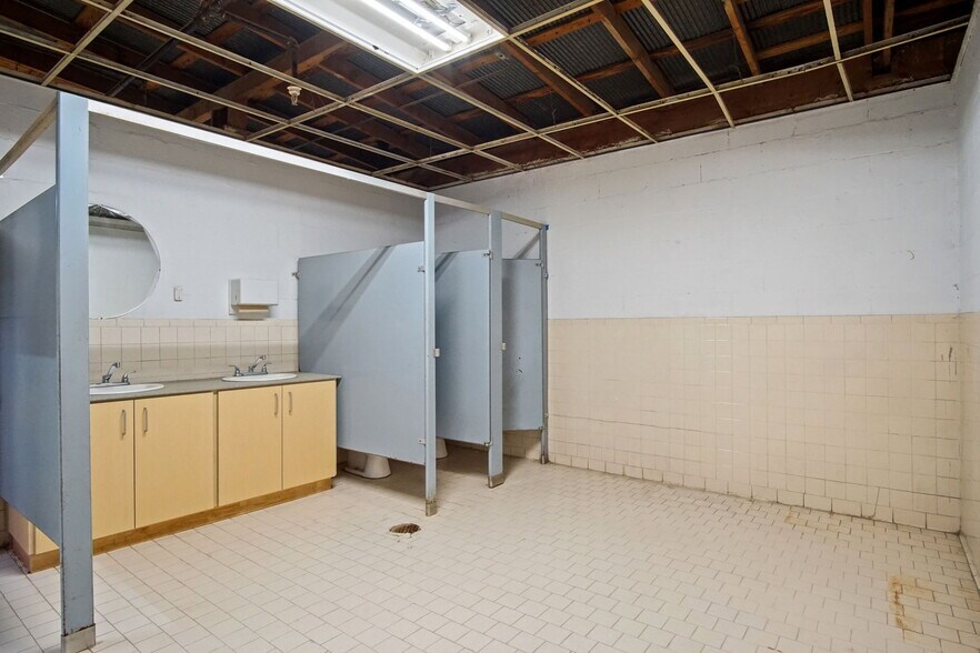 More Photos Of 3650 SW 29th St, Oklahoma City Warehouse For Sale