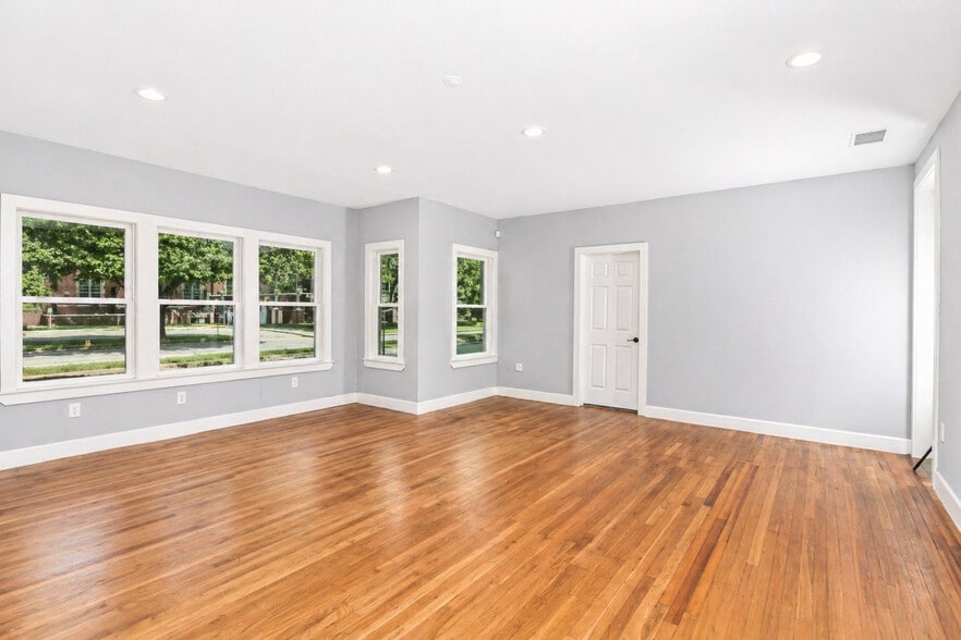 More Photos Of 105 S Zang Blvd, Dallas Office For Sale