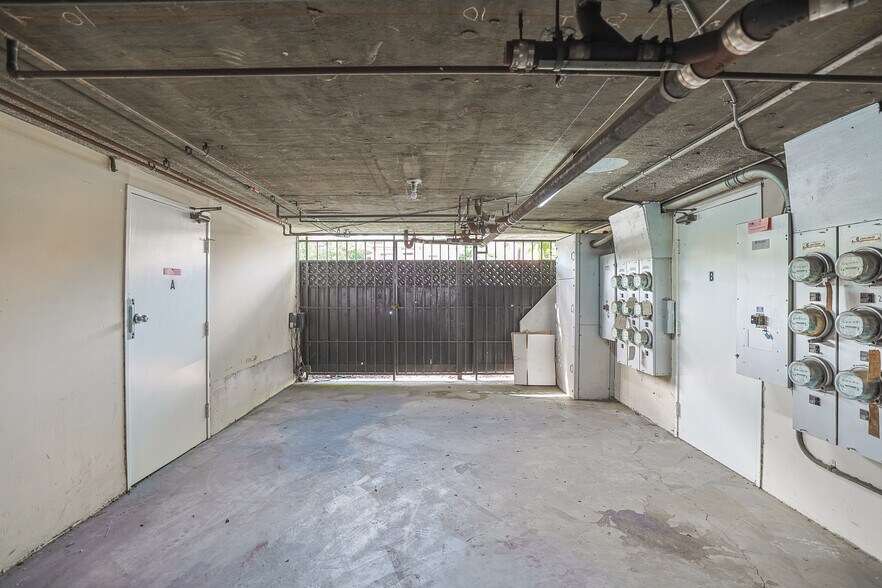 More Photos Of 4406 Cahuenga Blvd, Toluca Lake Apartments For Sale