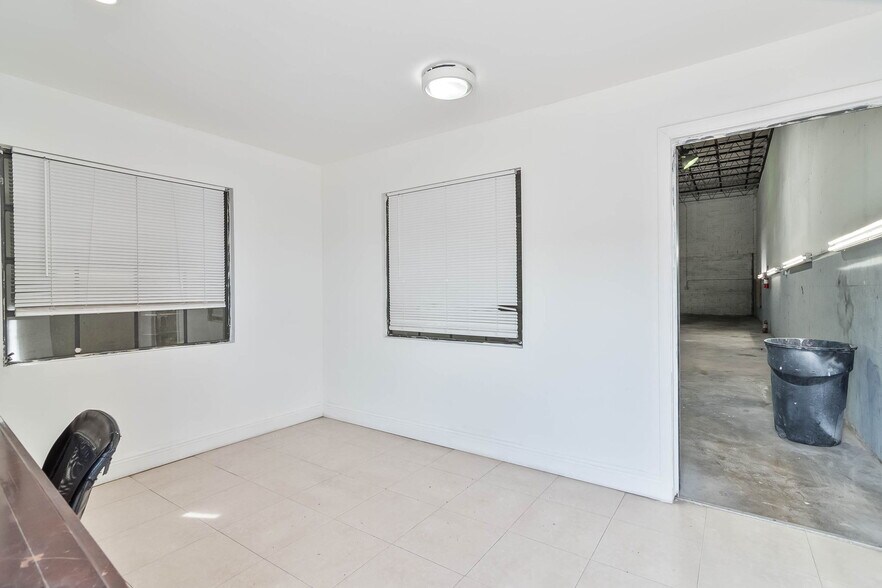 More Photos Of 3200 NW South River Dr, Miami Manufacturing For Lease