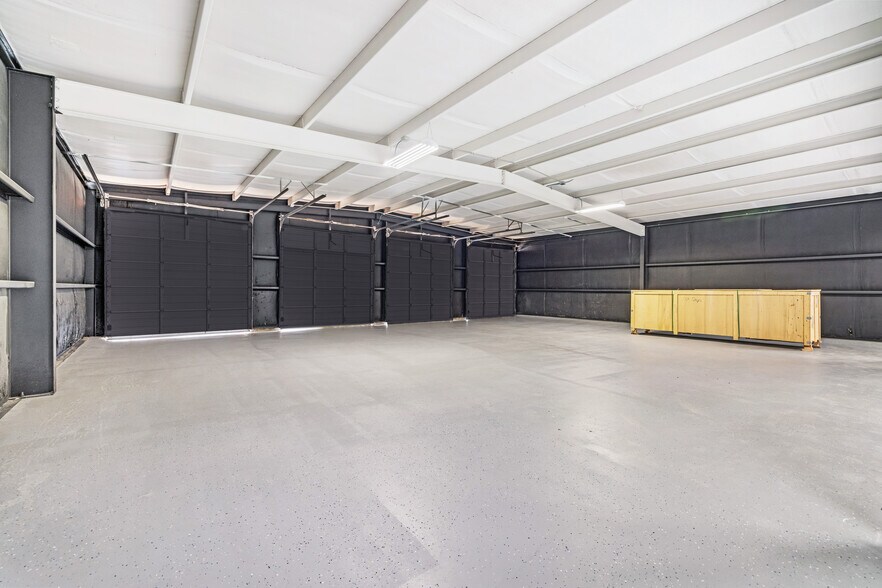 More Photos Of 408 S Main St, Lampasas Light Distribution For Sale