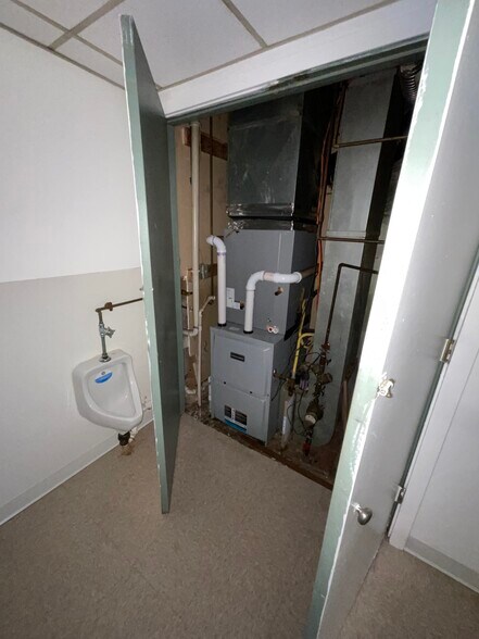 More Photos Of 1000-1010 Broadview Blvd, Brackenridge Freestanding For Sale