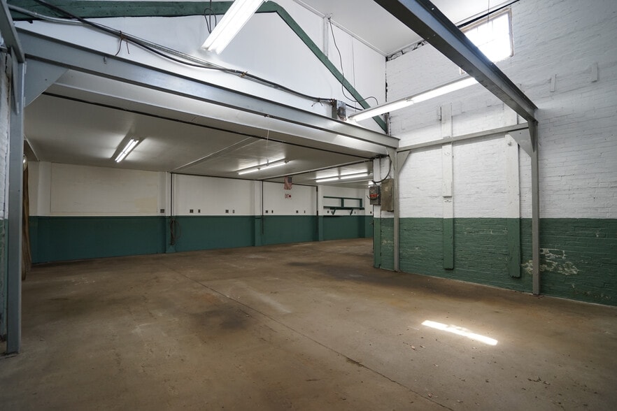 More Photos Of 81 Macondray St, Cumberland Warehouse For Sale