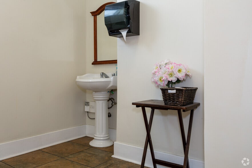 More Photos Of 381-385 W 6th St, San Pedro Storefront Retail Office For Lease