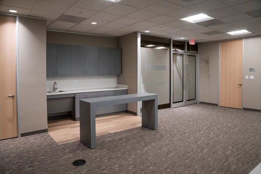 More Photos Of 15710 John F Kennedy Blvd, Houston Office For Lease