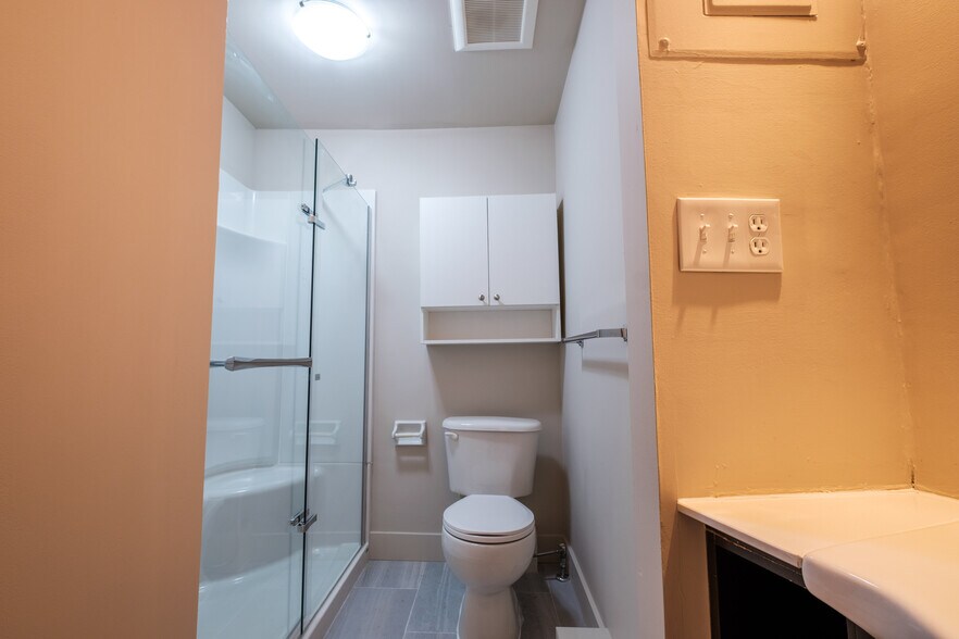 More Photos Of 155-159 Wellington St, Kingston Storefront Retail Residential For Lease