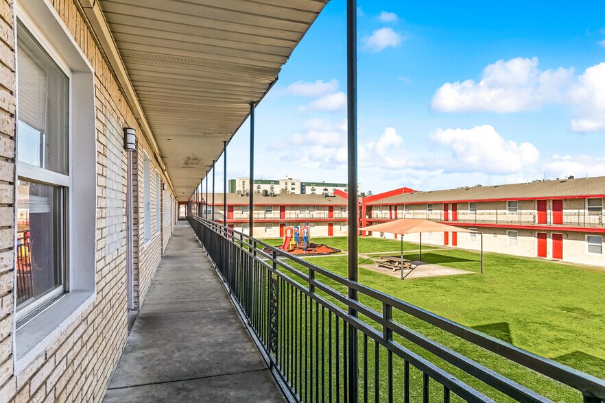 More Photos Of 3300 Garden Oaks Dr, New Orleans Apartments For Sale