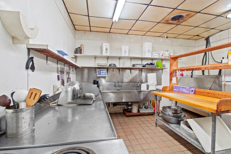 More Photos Of 911 N Broadway Ave, Ada Restaurant For Sale