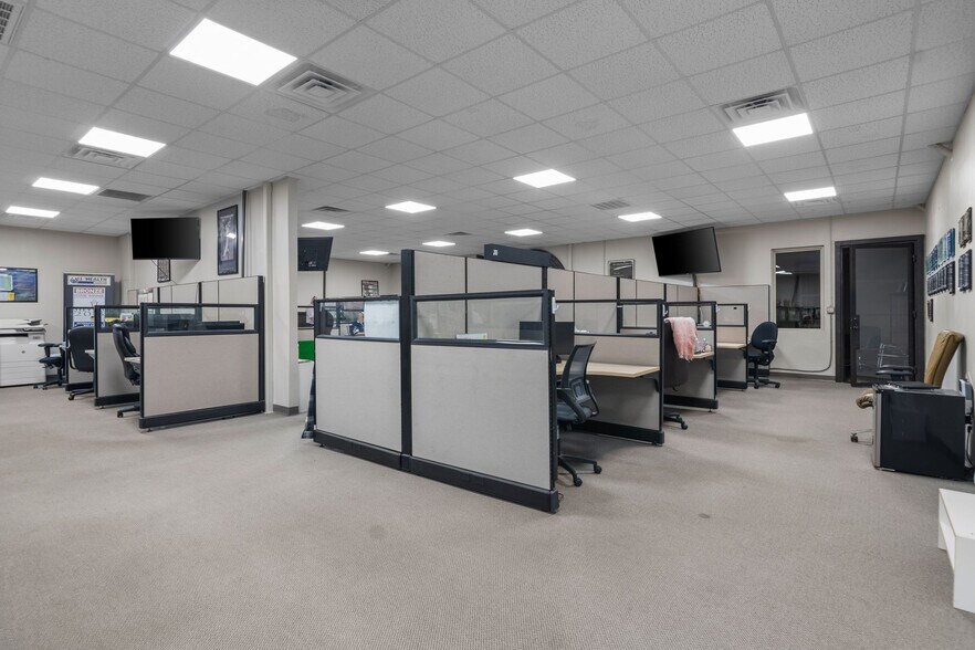 More Photos Of 108 E Hill St, Keller Office For Sale