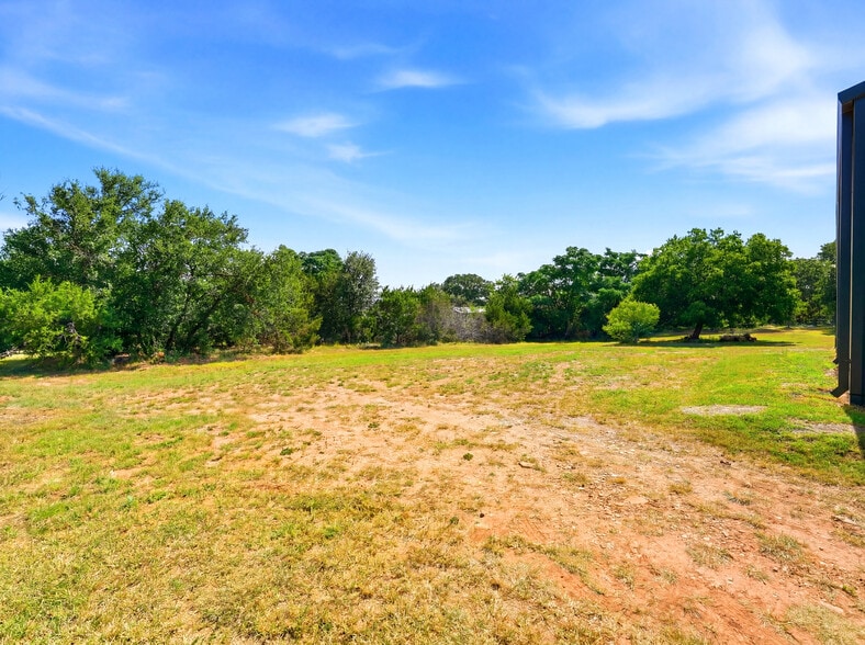 More Photos Of 117 Business Dr W, Kerrville Warehouse For Sale