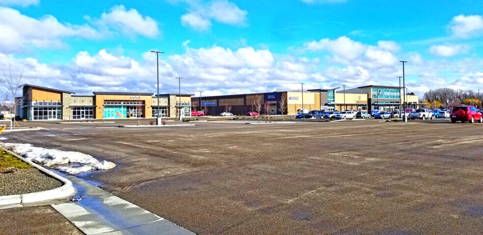 More Photos Of 200 N Highbrook Way, Star Restaurant For Lease