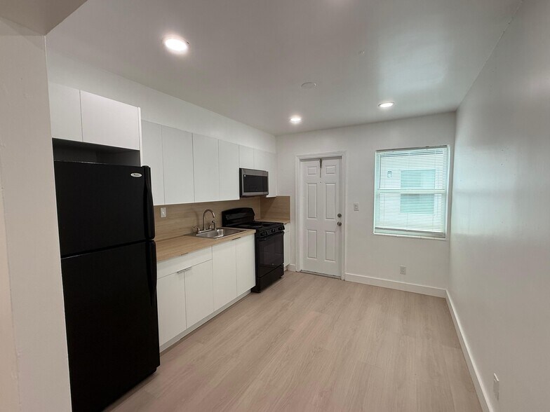 More Photos Of 1927- 1929 Roosevelt st, Hollywood Apartments For Sale