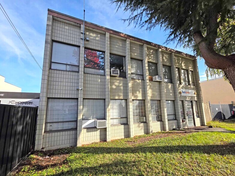 More Photos Of 6870 Palm Ave, Burnaby Warehouse For Sale