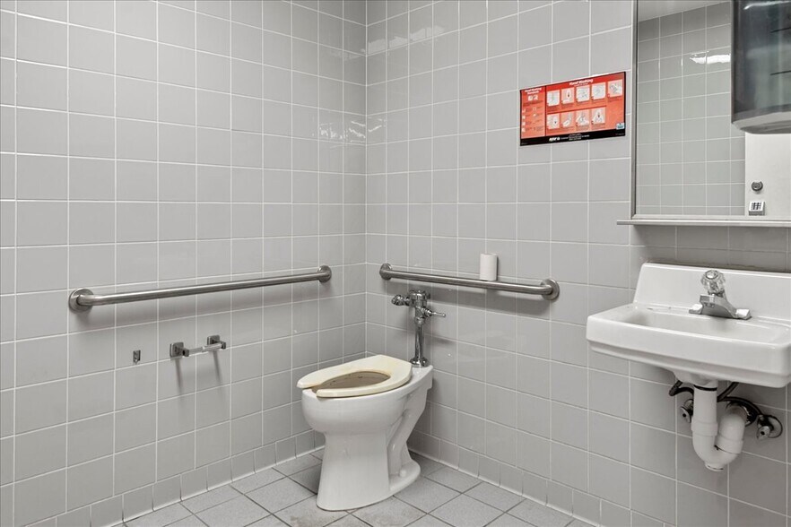 More Photos Of 920 E North Grand Ave, Springfield Freestanding For Lease