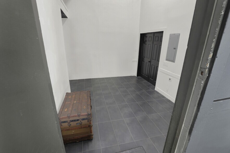 More Photos Of 435 S Boyle Ave, Los Angeles Office Residential For Sale