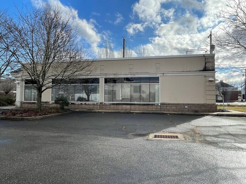 More Photos Of 176 Amity Rd, Woodbridge Bank For Lease