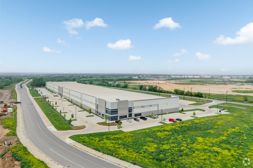 More Photos Of 1425 Susurro Pky, San Marcos Distribution For Lease