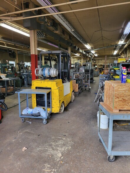 More Photos Of 15321 W Eleven Mile Rd, Oak Park Manufacturing For Sale