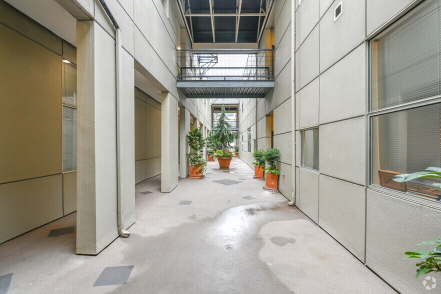 More Photos Of 2107 Elliott Ave, Seattle Loft Creative Space For Lease