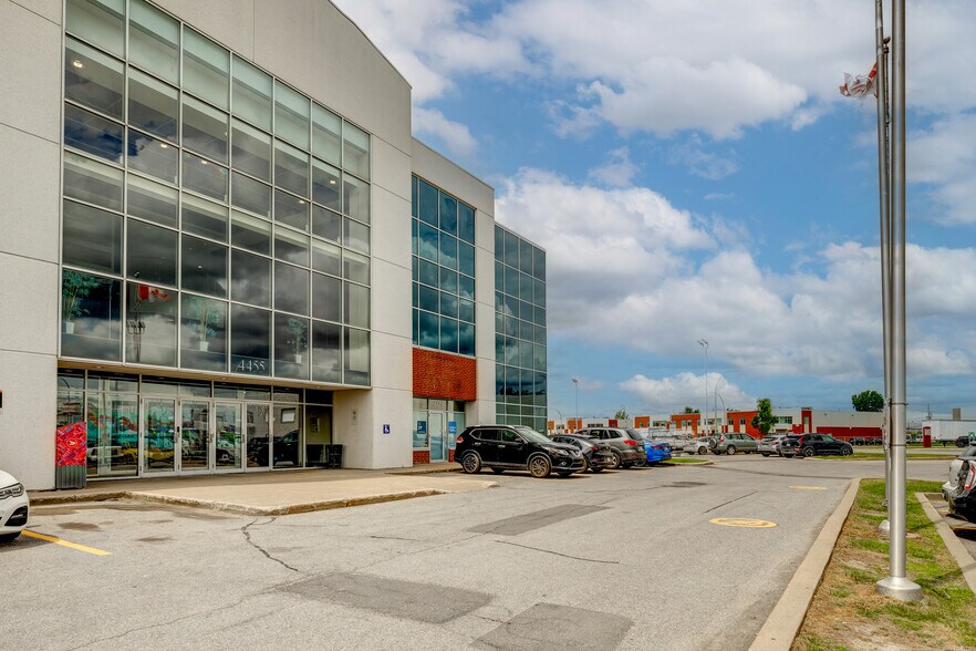 More Photos Of 4451-4479 Laval Aut W, Laval Showroom For Lease