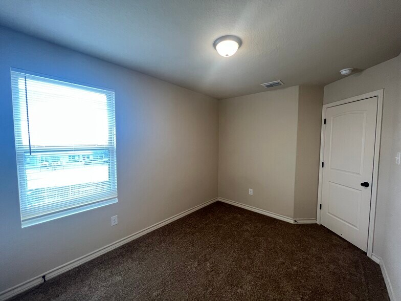 More Photos Of 7014 Donovan Way, San Antonio Apartments For Sale