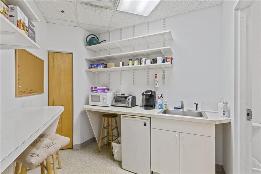 More Photos Of 1637 Mineral Spring Ave, North Providence Medical For Lease