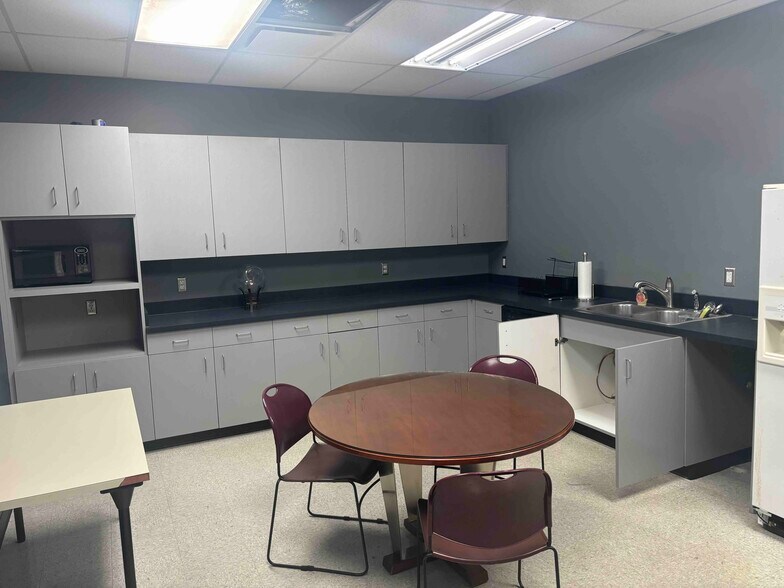 More Photos Of 1228 1st St N, Alabaster Office For Lease