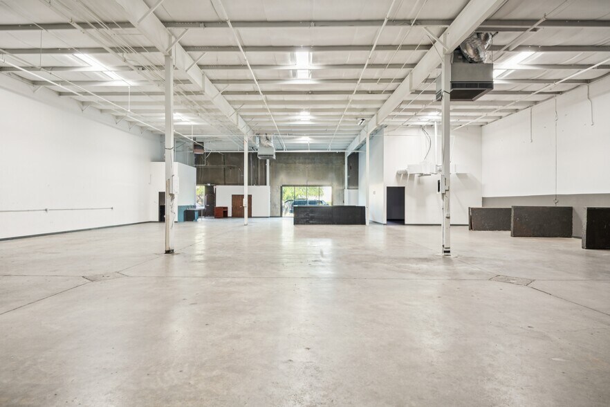 More Photos Of 4748 Algiers St, Dallas Showroom For Lease