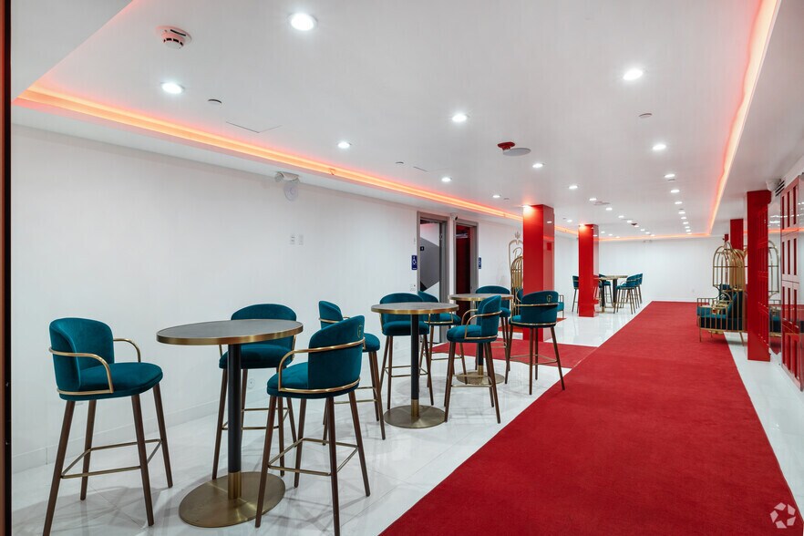 More Photos Of 11150 Ventura Blvd, Studio City Restaurant For Sale